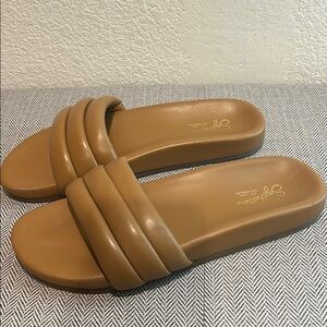 Brand new Seychelles Low Key slides 7.5